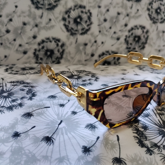 New brown speckled with gold chain look sunglasses - Picture 2 of 5
